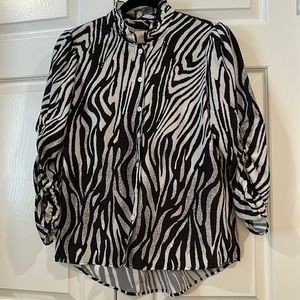 Gorgeous animal, print blouse in black, white with a ombré touch in the white